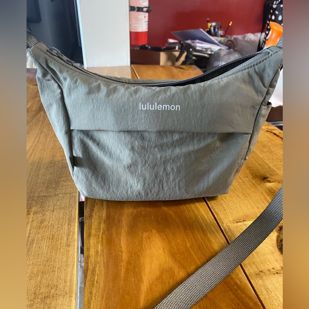 Lululemon Sling Crossbody in Rover